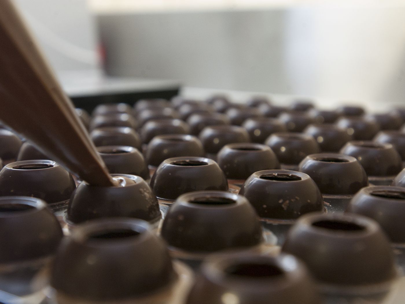 Pralinen werden gefüllt